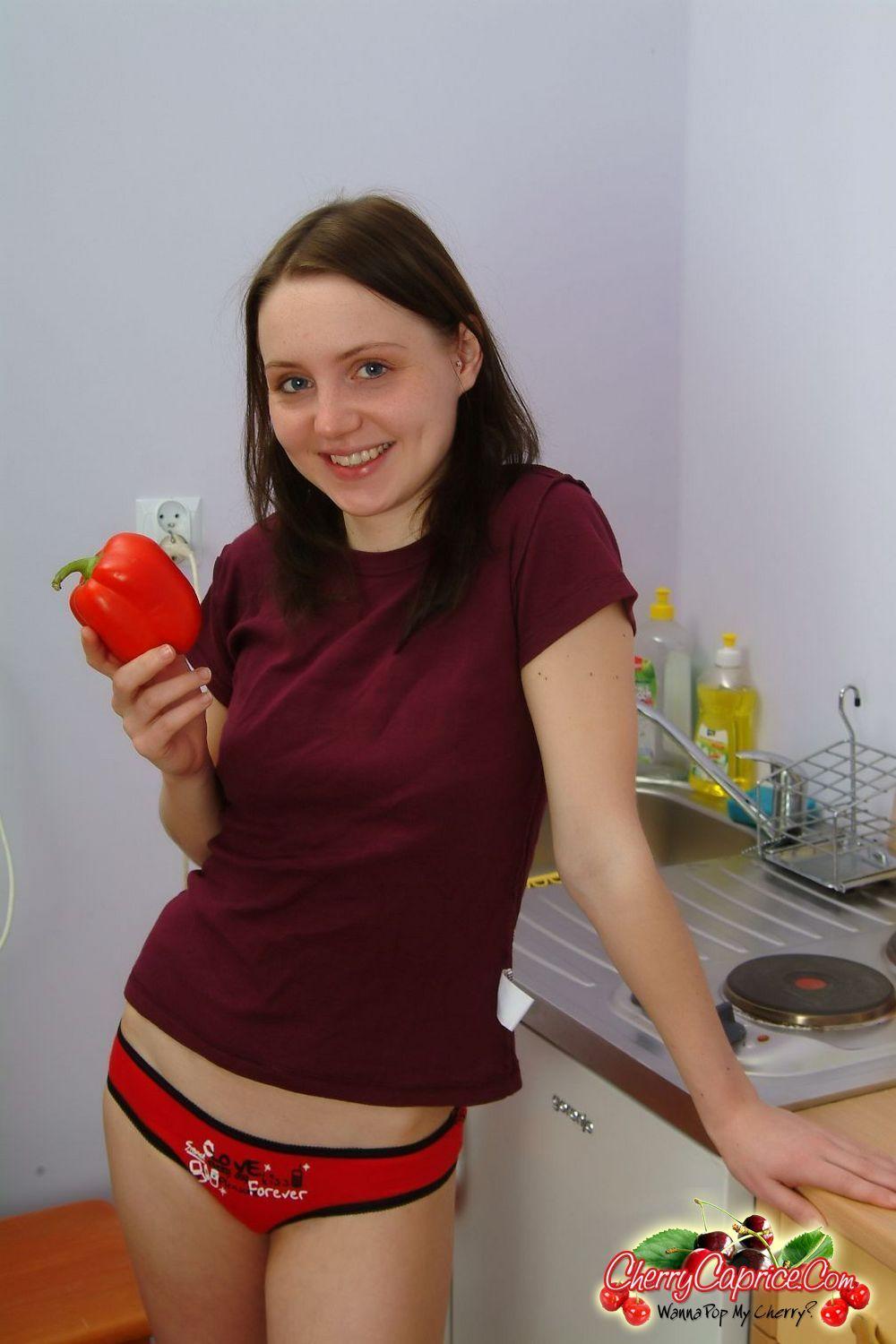 Photos de la jeune star cherry caprice devenant perverse avec de la nourriture
 #53773869