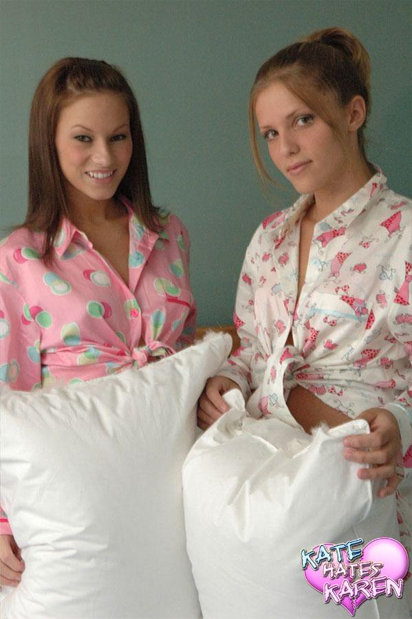 Ragazze calde Karen e Kate hanno una battaglia di cuscini birichina
 #55971174