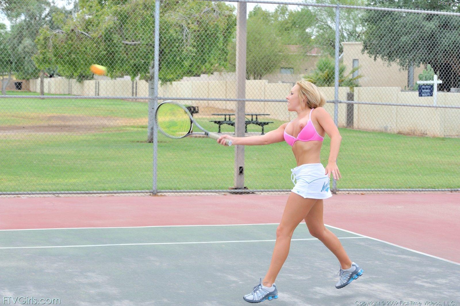 Fotos de una joven de tenis caliente poniendose cachonda
 #59959534