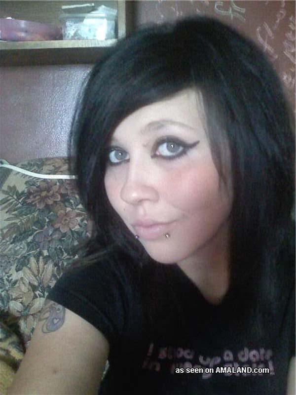 Fotos de una chica rockera con piercings en la cara
 #60637743