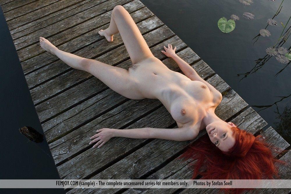 Bilder von rothaarigen teen ariel ganz nackt auf dem dock
 #53285909