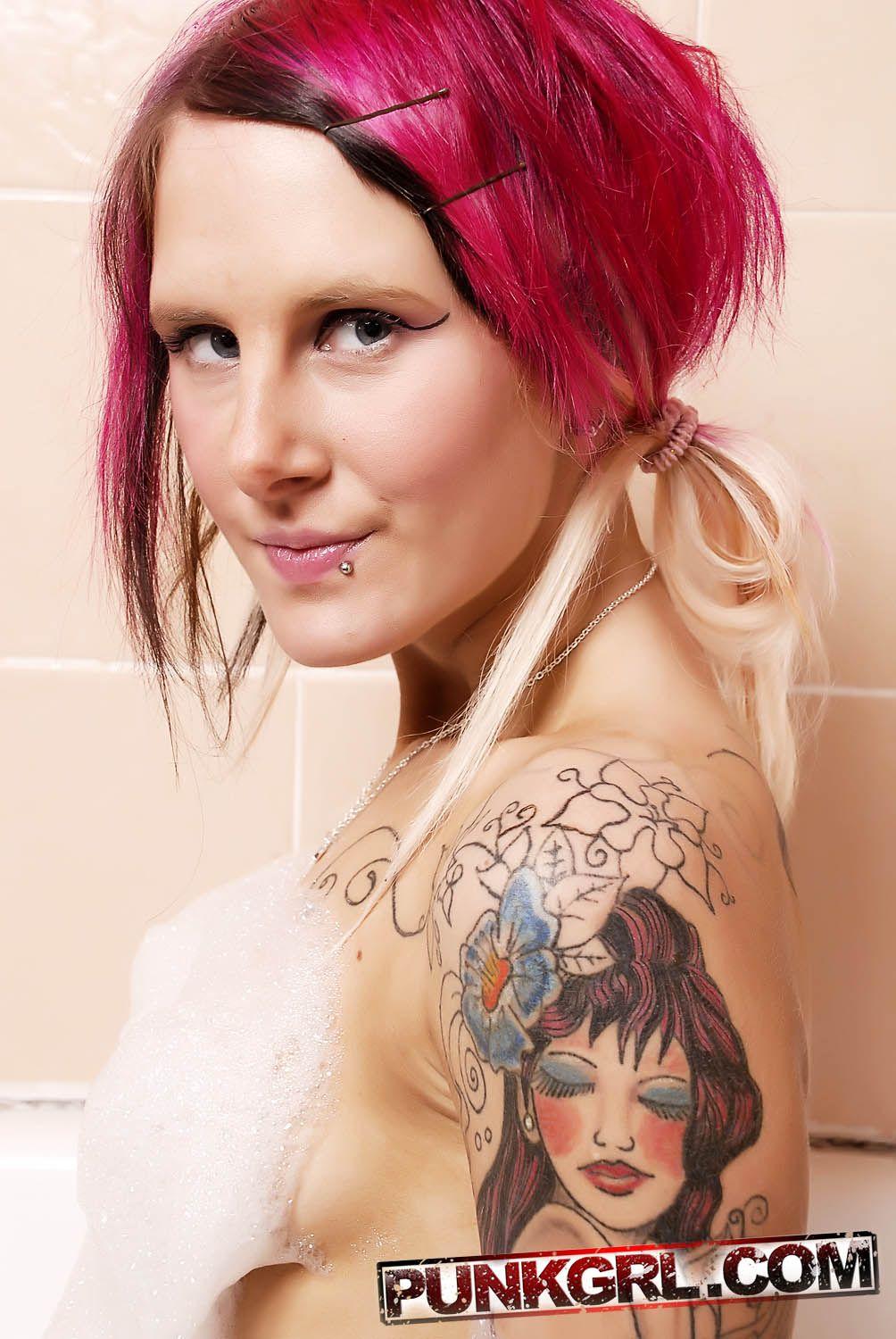 Immagini di giovane punk spazzatura rosa ottenere tutto bagnato per voi
 #61971641