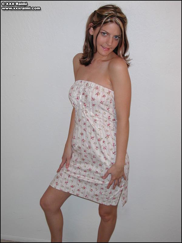 Bilder von xxx raimi Strippen aus ihrem Kleid
 #60174778