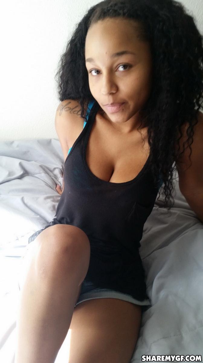 Une copine noire bien roulée prend des photos de ses gros seins naturels
 #60789978