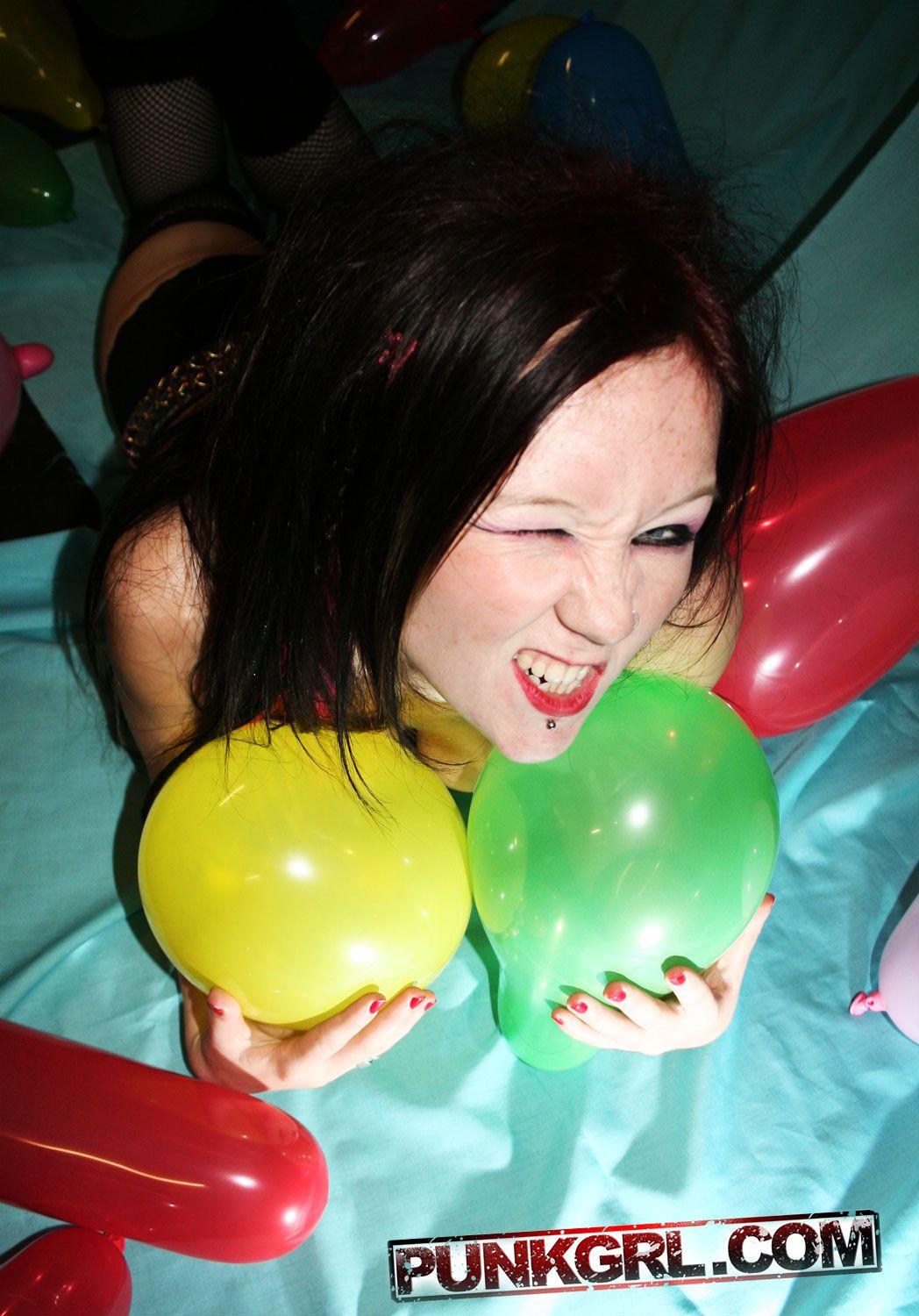 Pictures of teen punkl Charlie getting kinky with balloons #60761217