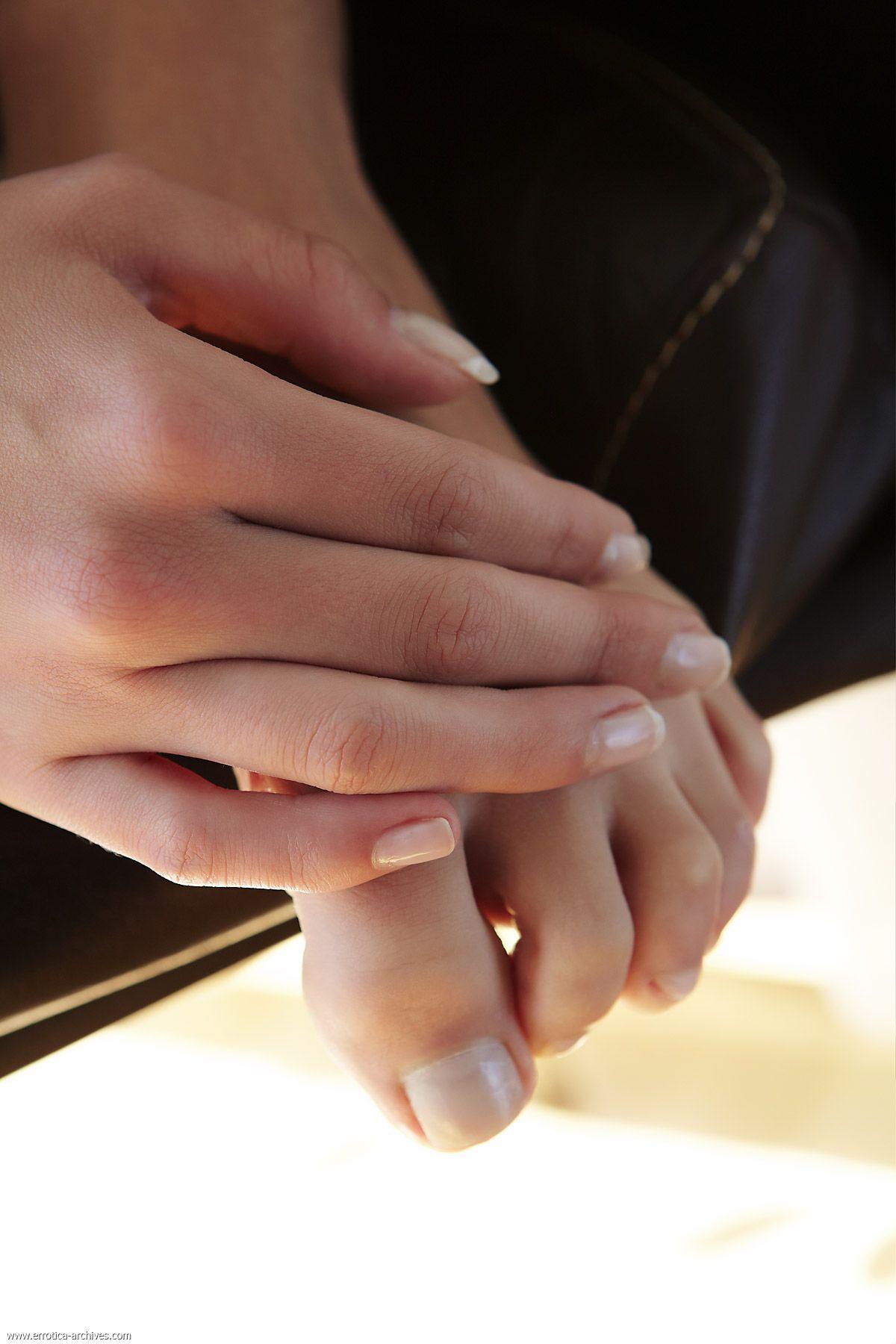 Bilder von einem atemberaubenden brünetten Teenie, der dir ihre Muschi gibt
 #60367164