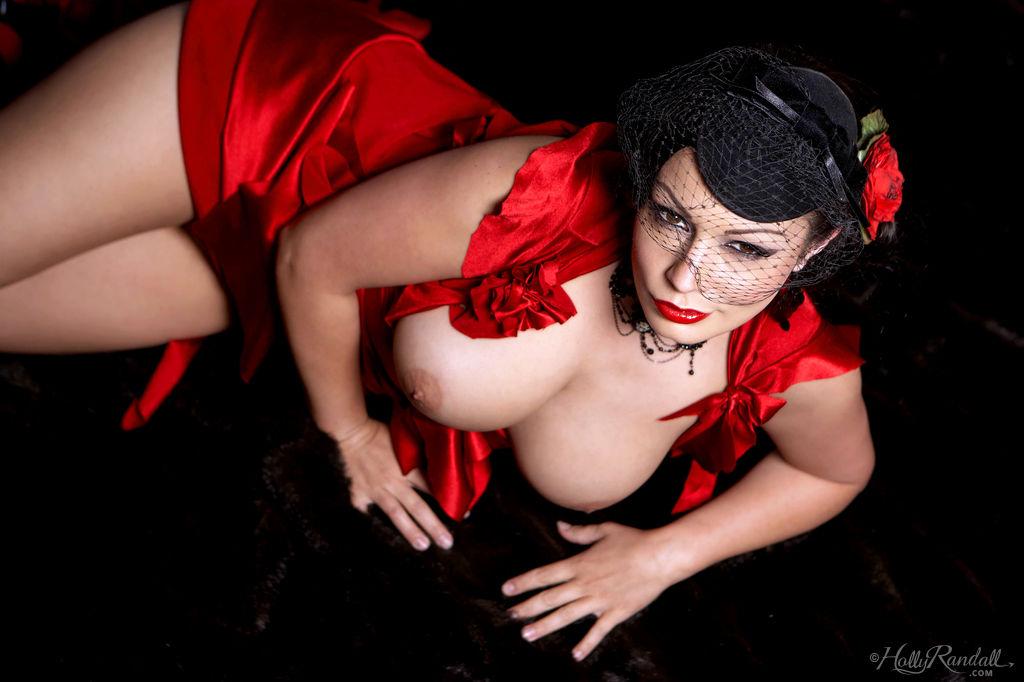 Vollbusiger Pinup-Star Aria Giovanni entblößt ihre Brüste in einem roten Kleid
 #53271394