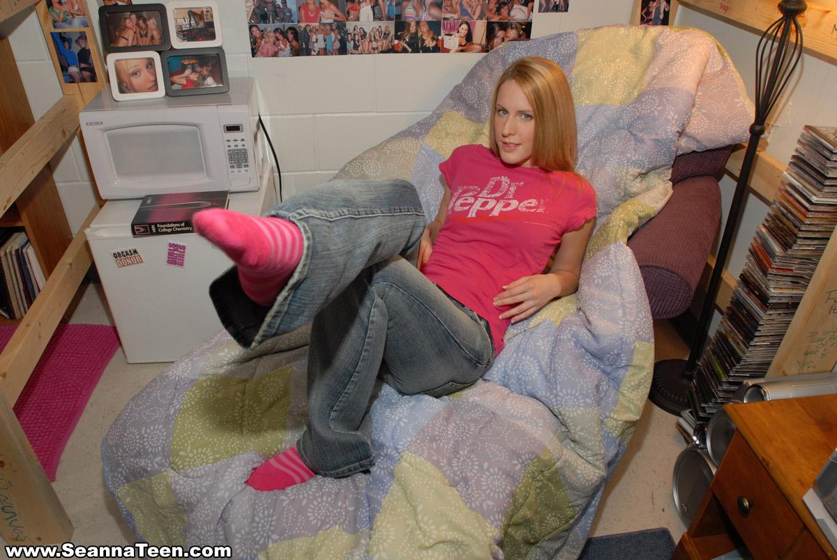 Bilder von Seanna Teen immer nackt in ihrem Schlafzimmer
 #59943167