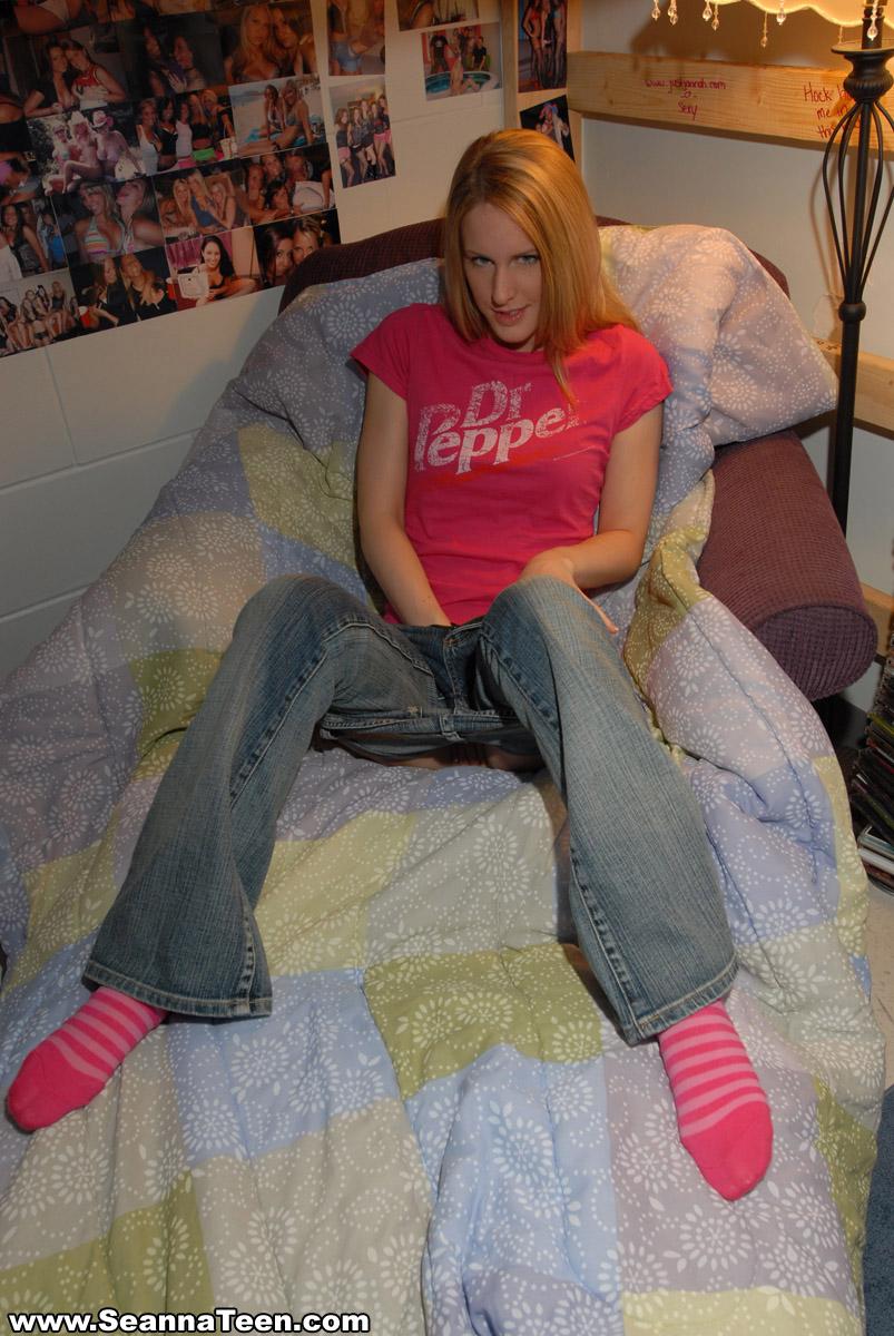 Bilder von Seanna Teen immer nackt in ihrem Schlafzimmer
 #59943179