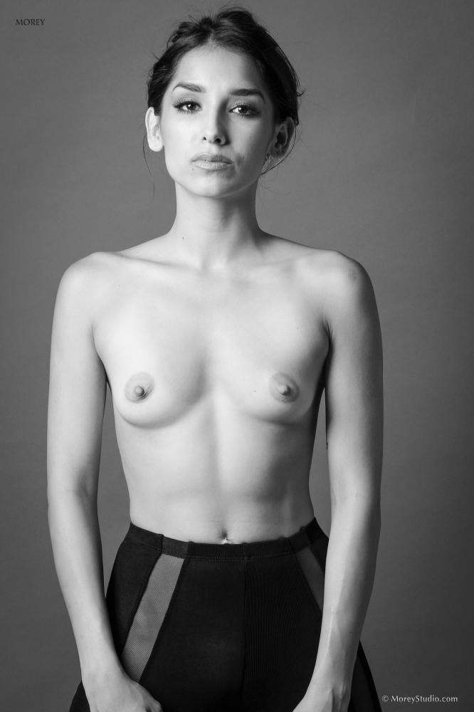 L'adolescente bruna marie mostra le sue piccole tette in bianco e nero
 #60625842