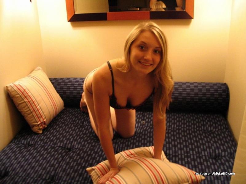 Sexy babe amatoriale che si spoglia nuda in una stanza di motel
 #60918356