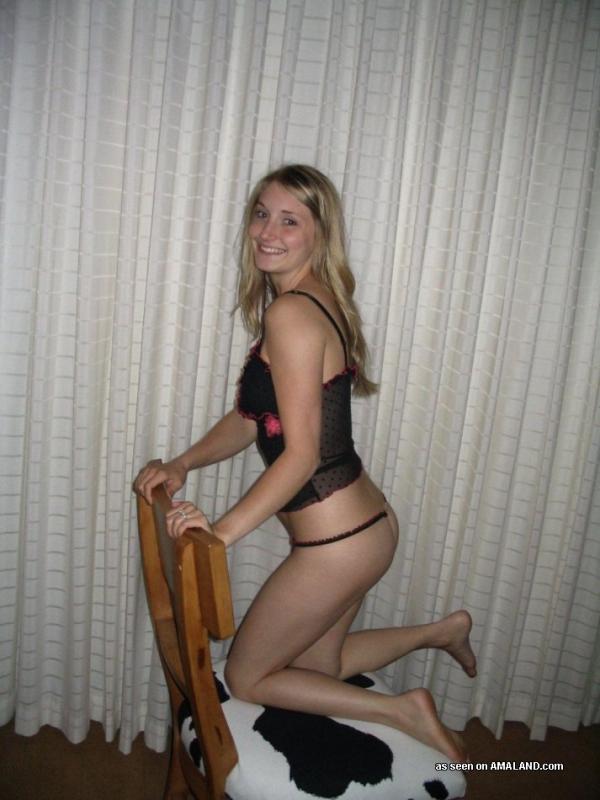 Sexy babe amatoriale che si spoglia nuda in una stanza di motel
 #60918457