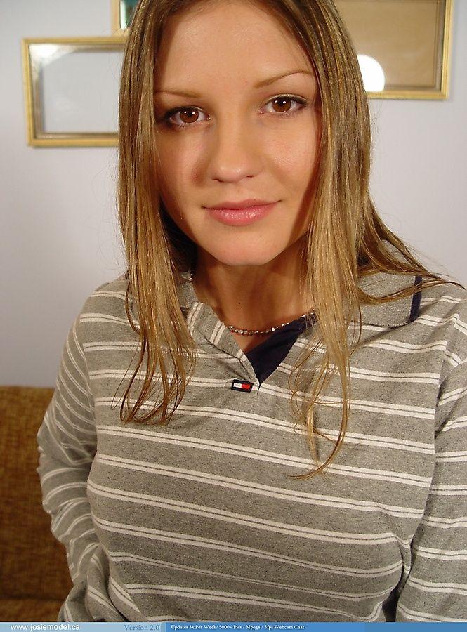 Bilder von josie model stripping auf ihrer Couch
 #55705279