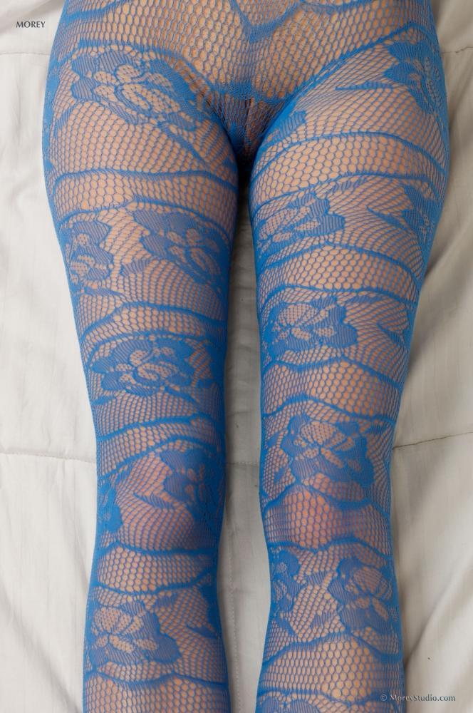 Atemberaubende teen sara james gleitet aus ihrer Strumpfhose und spreizt ihre hübschen Beine #59916442