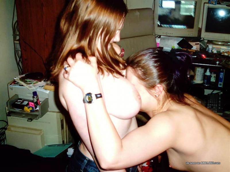 Fotos de dos lesbianas amateurs cachondas lamiéndose mutuamente
 #60649174