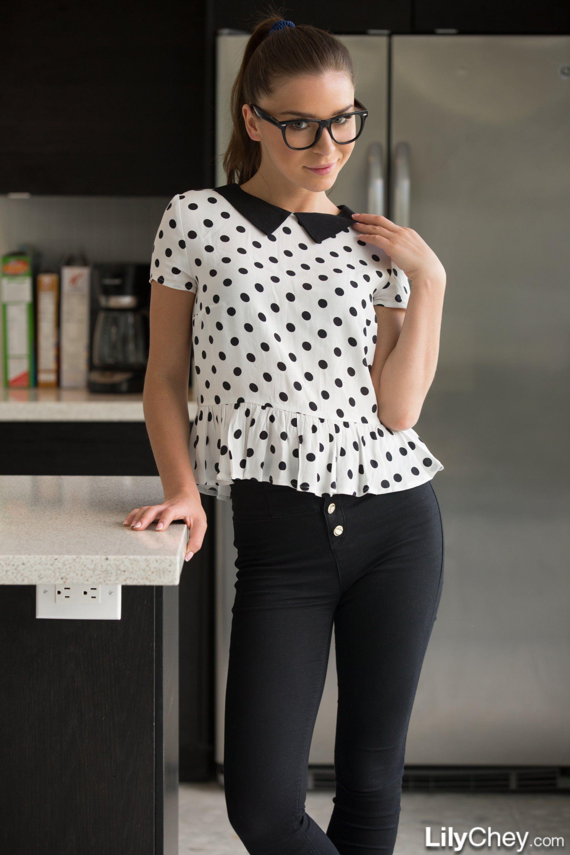 Brünette coed lily chey Streifen in ihrem polkadots und Brille
 #58959443