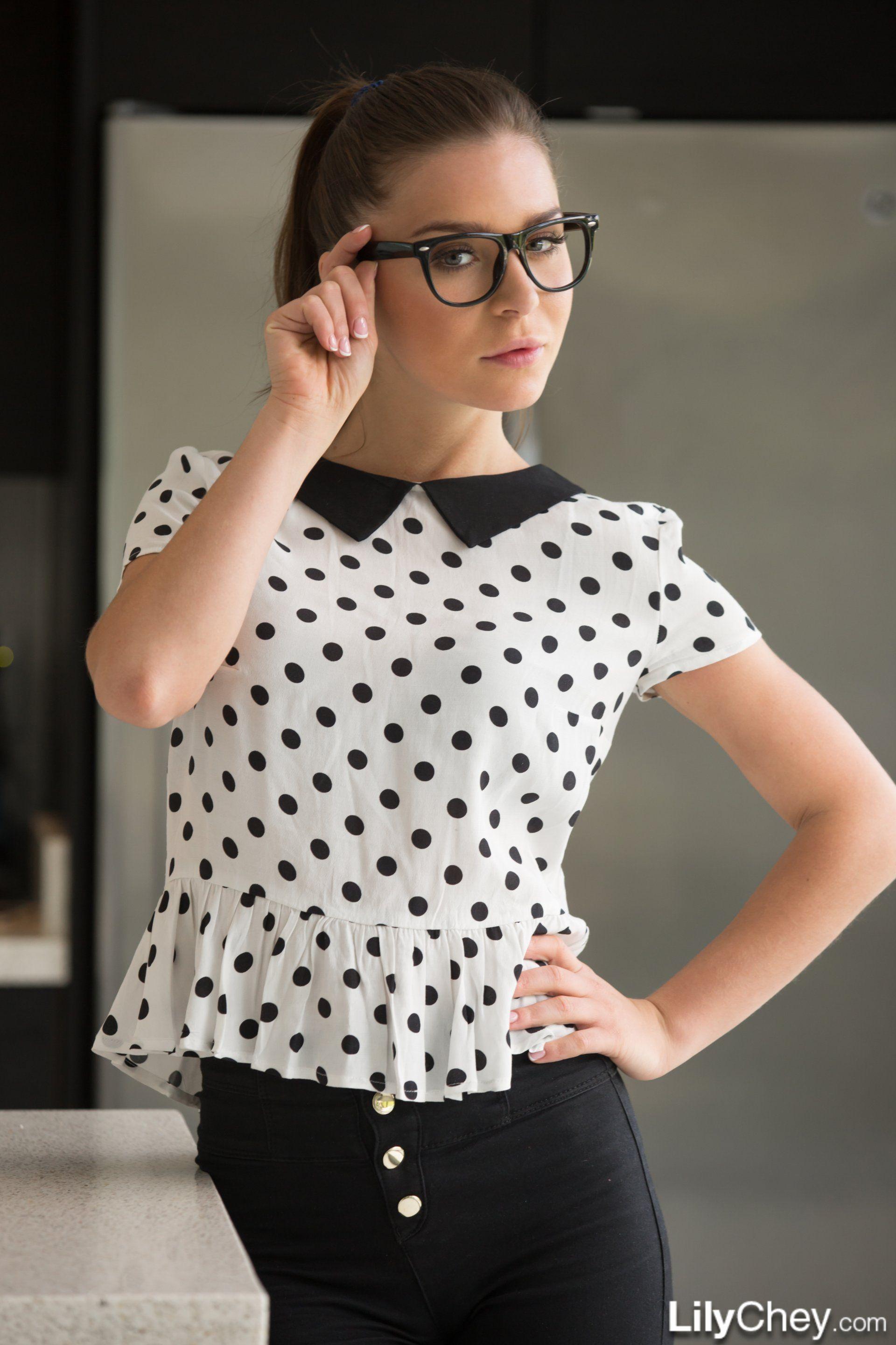 Brünette coed lily chey Streifen in ihrem polkadots und Brille
 #58959468