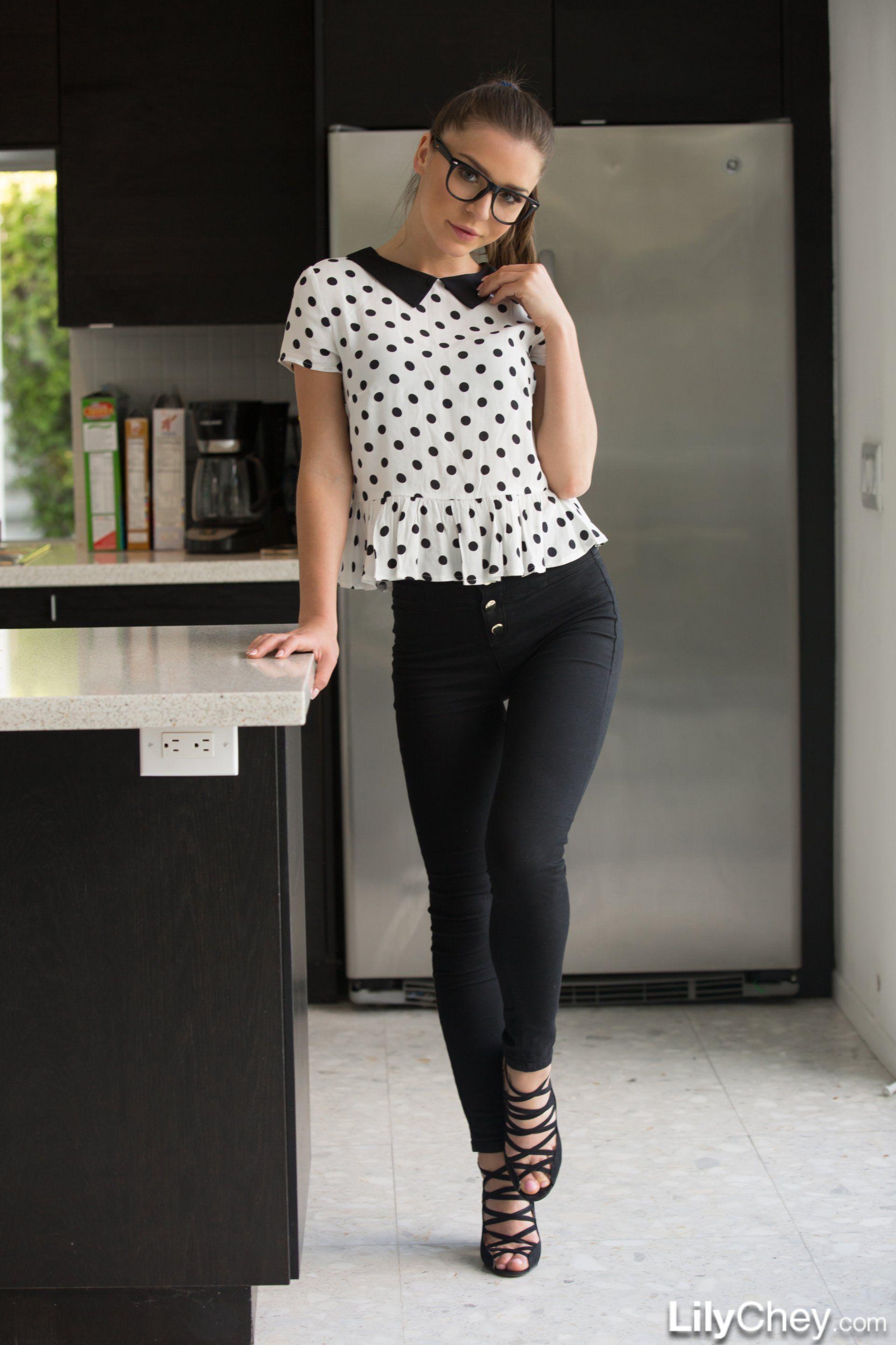 Brünette coed lily chey Streifen in ihrem polkadots und Brille
 #58959547