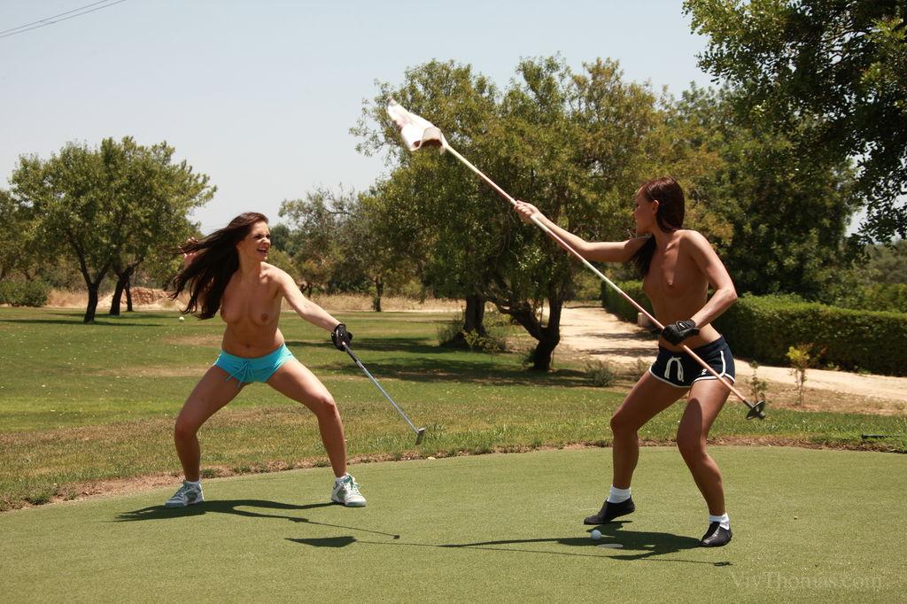Les ados sexy Sandra Shine et Monica Sweet jouent la partie de golf la plus sexy de tous les temps.
 #59614861