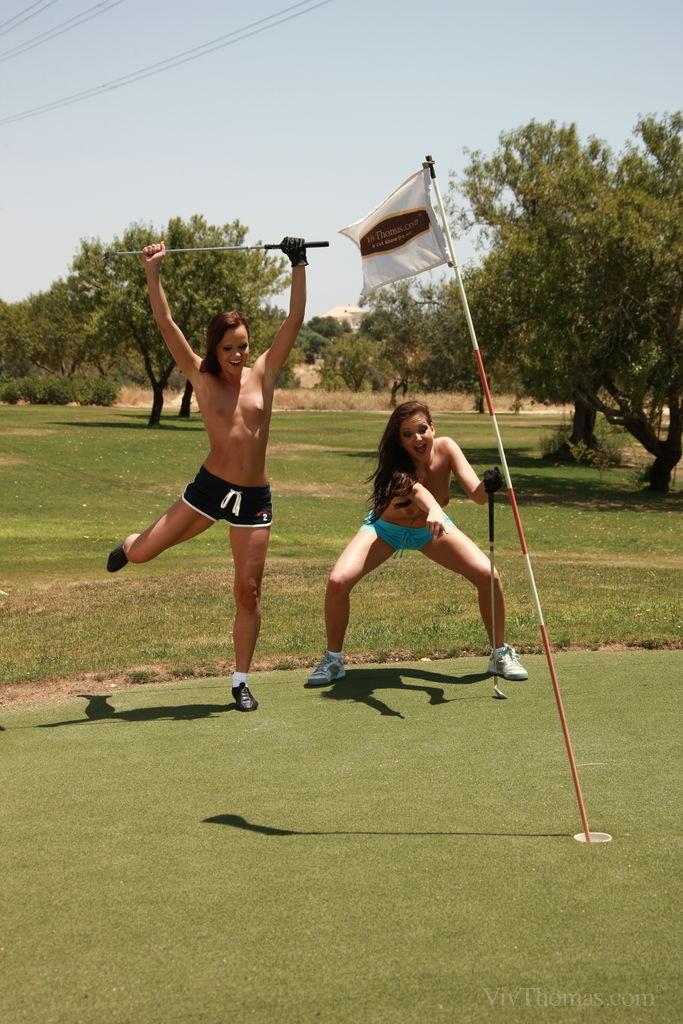 Les ados sexy Sandra Shine et Monica Sweet jouent la partie de golf la plus sexy de tous les temps.
 #59614897