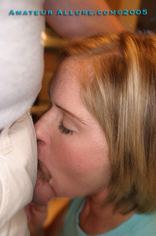 La joven rubia julia se divierte en la cocina y termina dando una mamada caliente
 #55757403