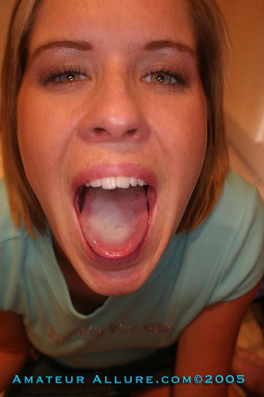 La joven rubia julia se divierte en la cocina y termina dando una mamada caliente
 #55757497