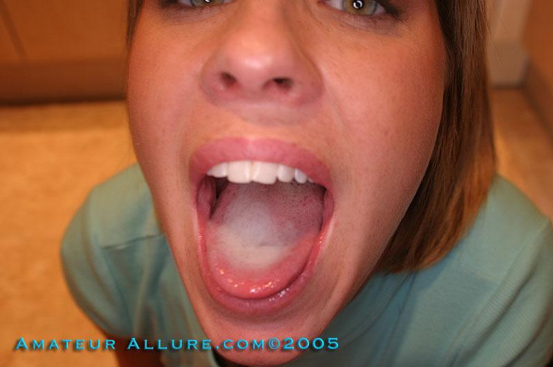 La joven rubia julia se divierte en la cocina y termina dando una mamada caliente
 #55757513