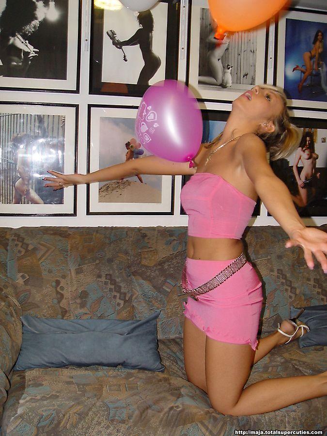 Bilder von Maja, die pervers mit Luftballons spielt
 #60885330