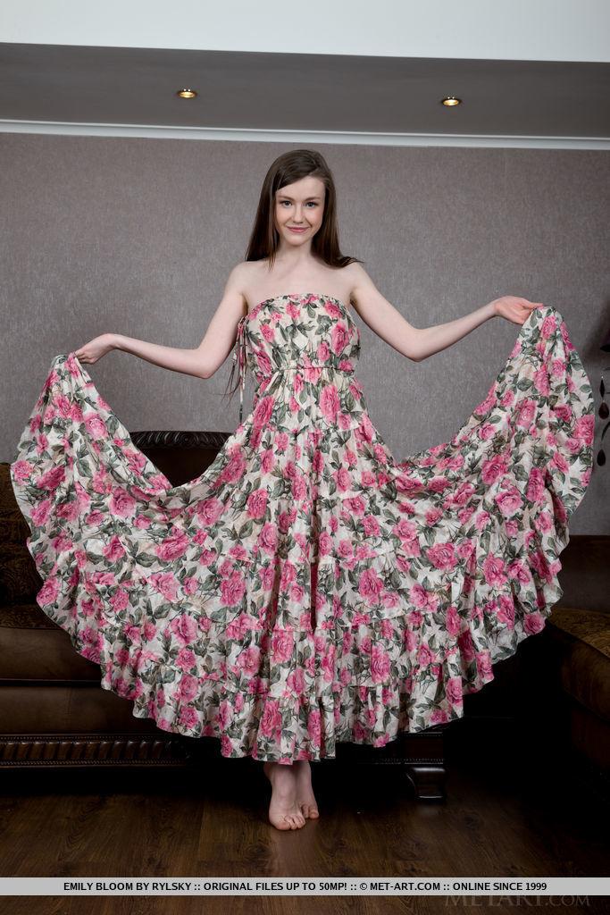 Wunderschöne Teenagerin Emily Bloom zeigt Ihnen in "Thian", was unter ihrem Kleid steckt
 #54217870