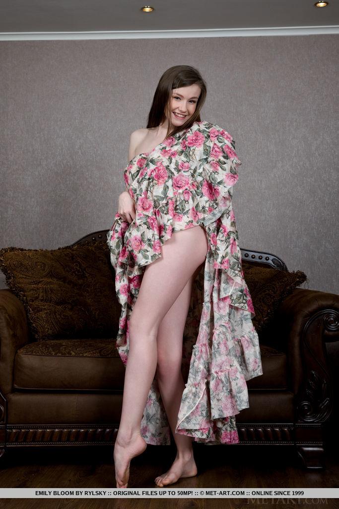 Wunderschöne Teenagerin Emily Bloom zeigt Ihnen in "Thian", was unter ihrem Kleid steckt
 #54217924