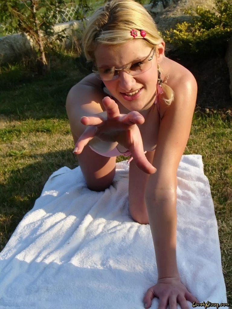 Bilder von teen nympho lovely lizzy flaunting ihre heiße fuckability
 #59105954