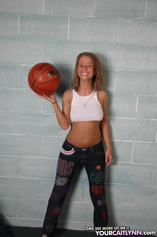 Photos de votre caitlynn jouant au basketball
 #60187828