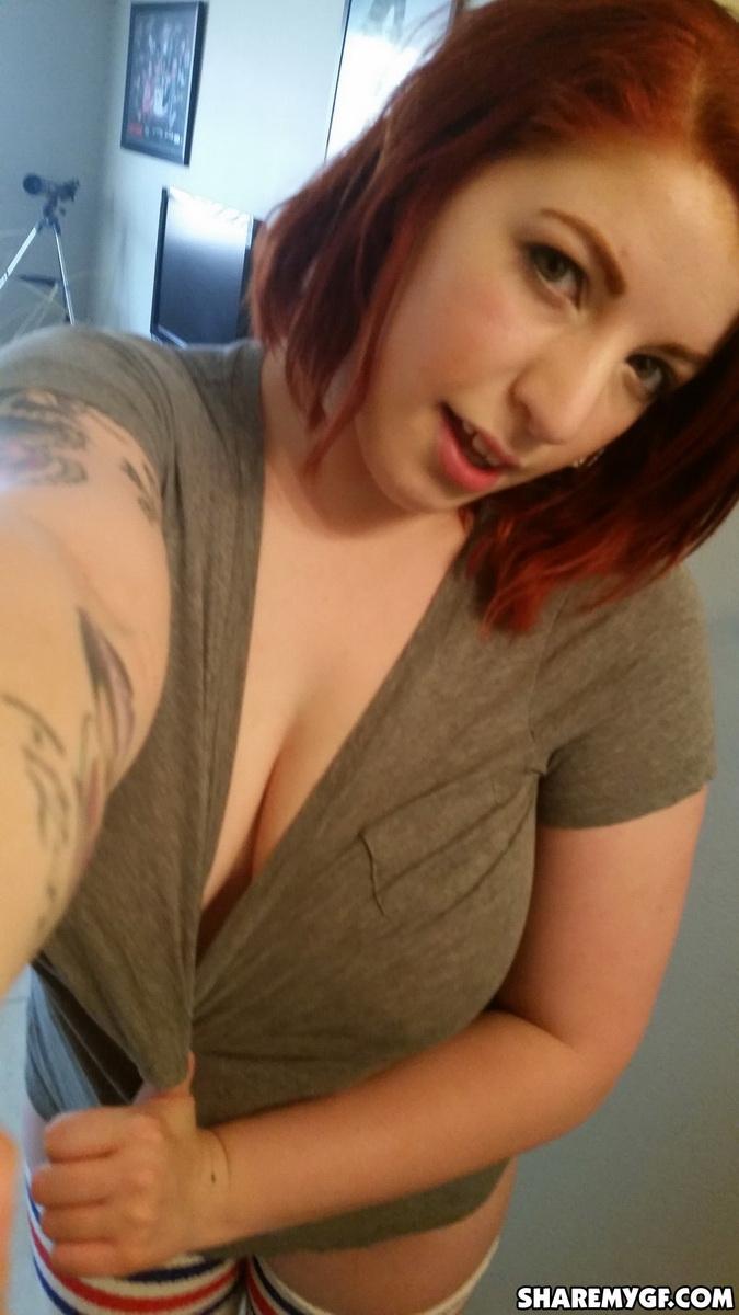 Busty Redhead gf zeigt ihre großen natürlichen Titten, wie sie selfies in den Spiegel nimmt
 #60789085