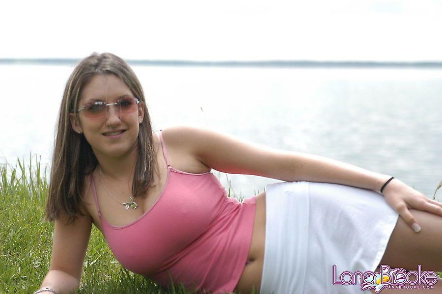 Bilder von teen Küken lana brooke blinkt ihre Titten außerhalb
 #58812816
