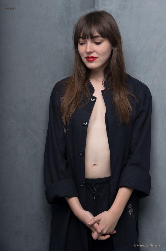 Emmy, mannequin d'art, expose ses seins volumineux en studio
 #60621655