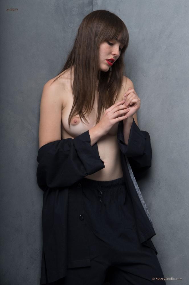 Kunst-Modell emmy entblößt ihre frechen Brüste im Studio
 #60621703