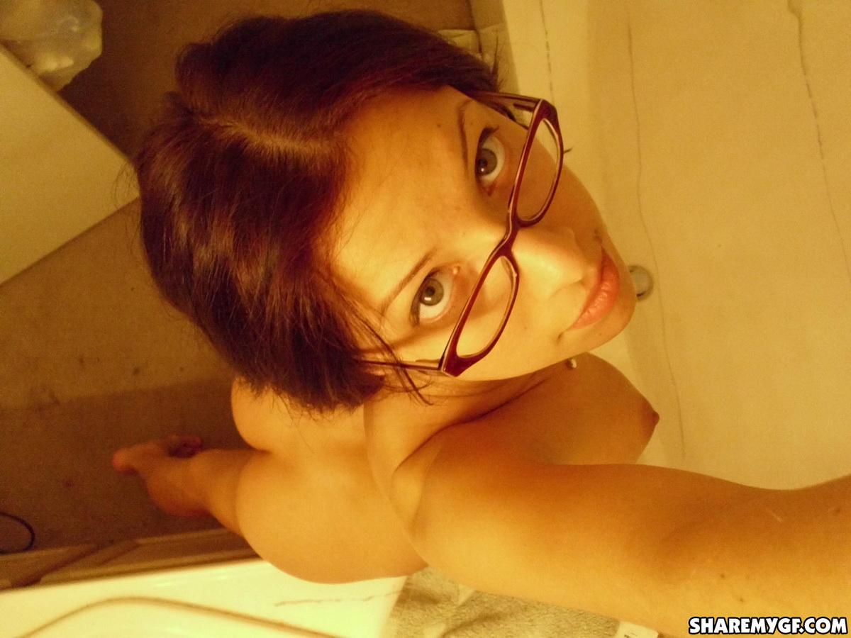 Heißes College-Mädchen mit Brille macht Selfies von ihren runden Brüsten und ihrer engen Pussy
 #60791551