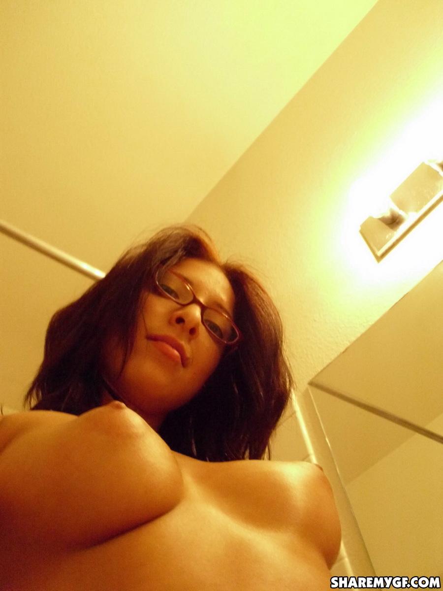 Heißes College-Mädchen mit Brille macht Selfies von ihren runden Brüsten und ihrer engen Pussy
 #60791579