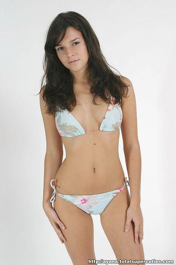 Photos de la jeune mignonne ayana s'exhibant en bikini
 #53393520