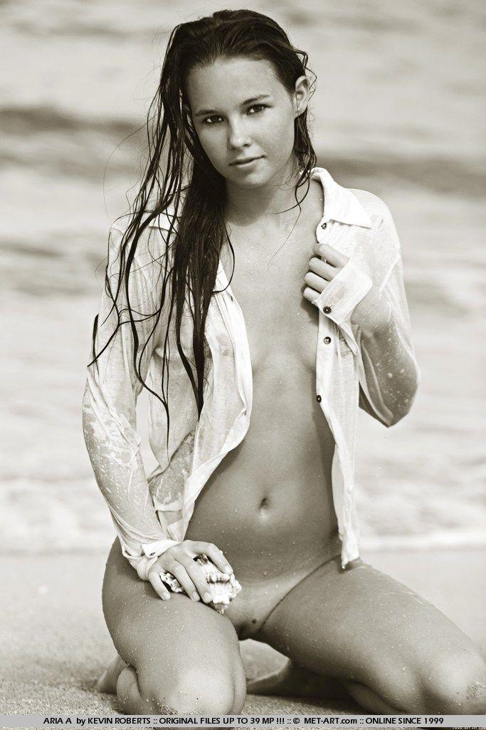 ビーチで裸のティーンガールのアリアの写真
 #53269578