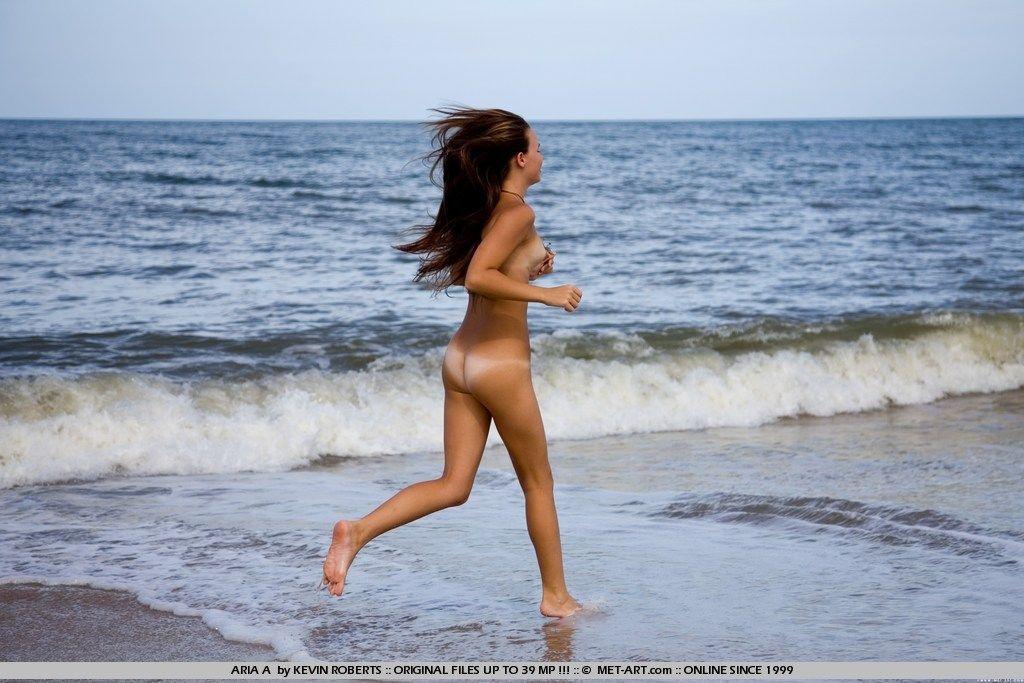 Immagini di aria a ragazza giovane nuda sulla spiaggia
 #53269807