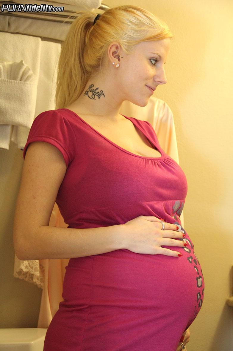 Haley, enceinte, demande à Ryan de gifler sa bite sur son ventre !
 #54617553
