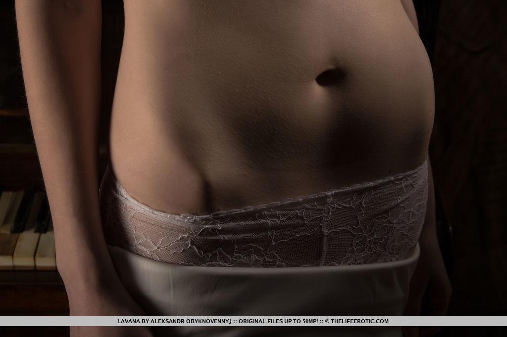 La modella erotica lavana si spoglia nuda davanti ad un pianoforte
 #60861244