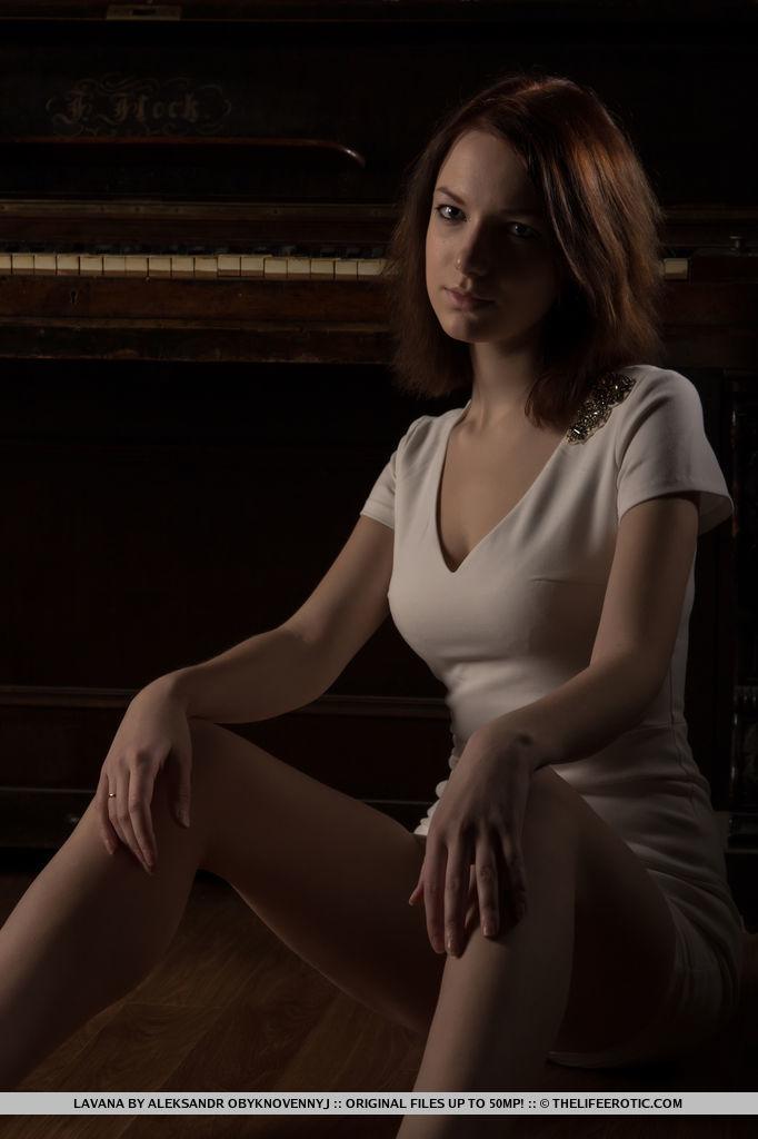 La modella erotica lavana si spoglia nuda davanti ad un pianoforte
 #60861352