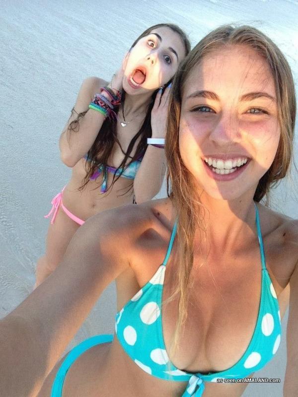 Selezione di ragazze bionde in bikini che si godono la spiaggia
 #60657074