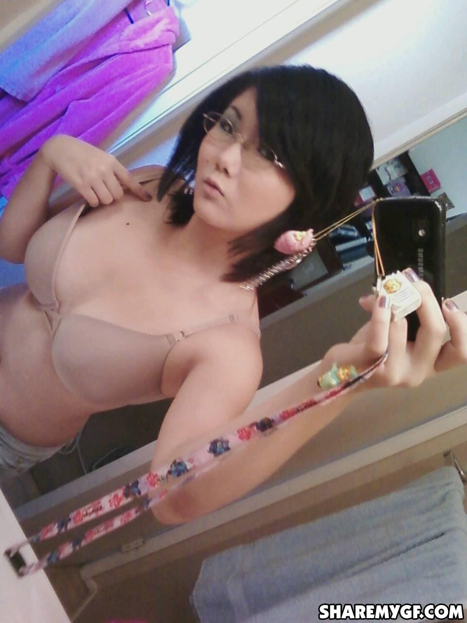Une jeune femme asiatique sexy partage des selfies coquins dans sa chambre.
 #60797329