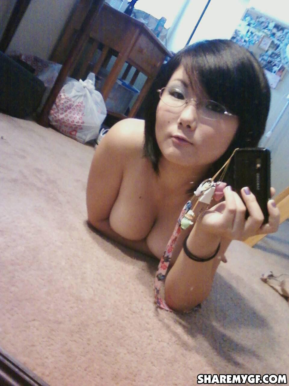 Une jeune femme asiatique sexy partage des selfies coquins dans sa chambre.
 #60797366