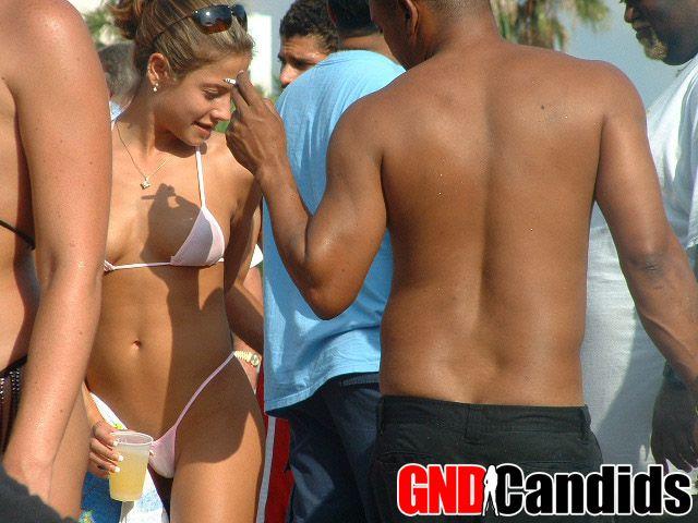 Bilder von heißen Bikini-Teenies in der Öffentlichkeit
 #60500532