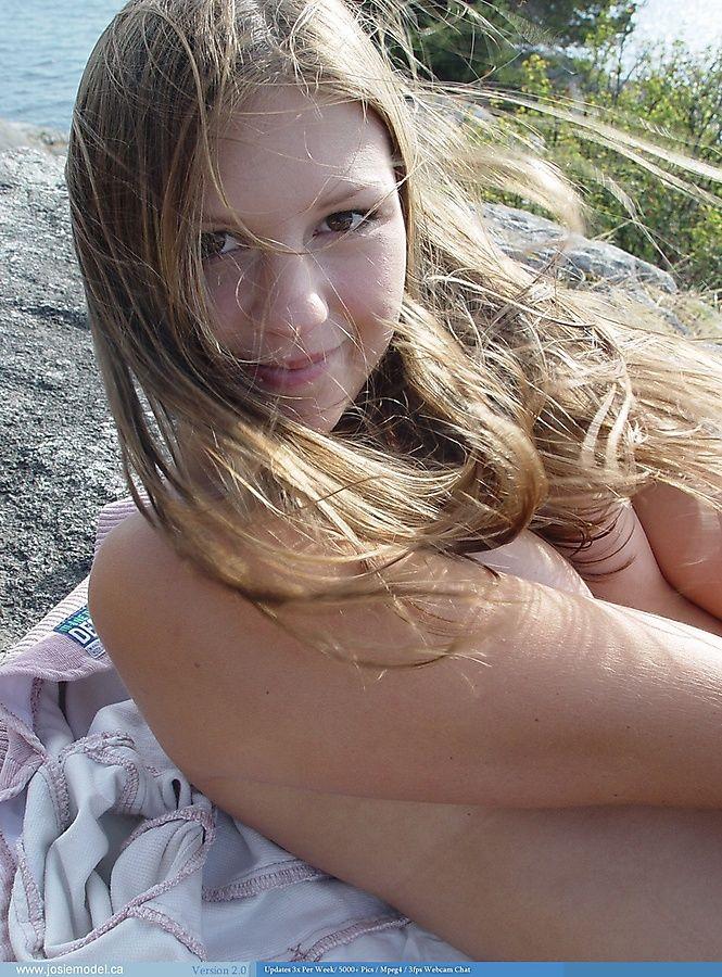 十代の女の子josieモデルの写真は、外で自分自身を公開する
 #55692037