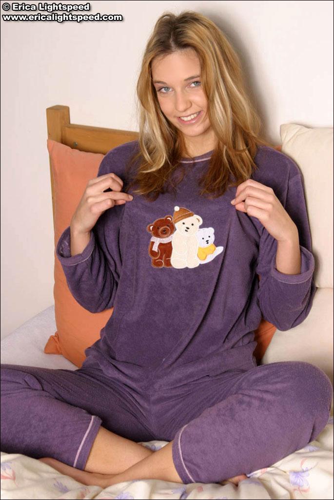 Bilder von Erica Lightspeed, die sich aus ihrem Pyjama auszieht
 #60134162